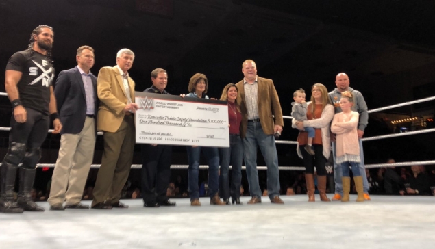 La WWE remet le chèque de $100 000 à Kane
