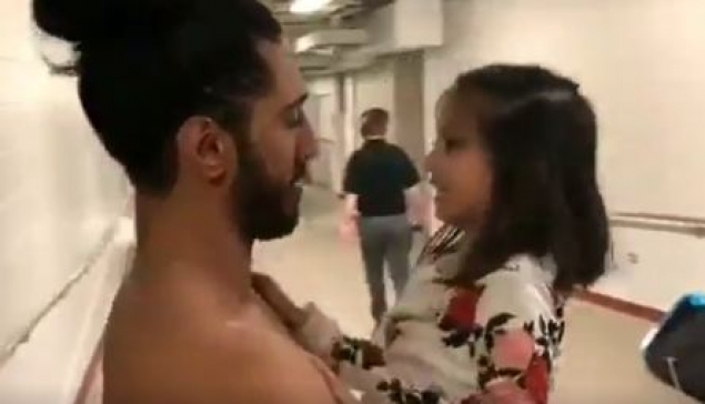 Mustafa Ali amène sa fille en Backstages 