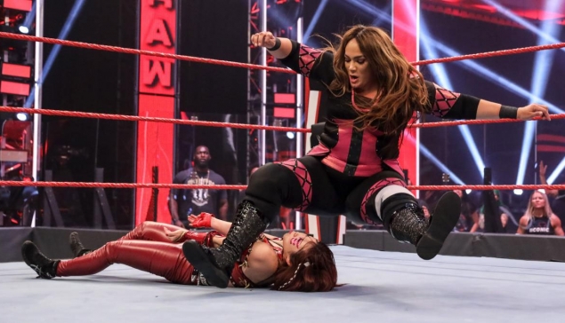 Kairi Sane montre sa blessure à la tête lors de WWE RAW