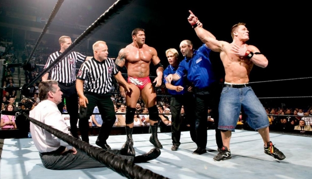 Vince McMahon : ''Peu de gens peuvent se rompre des quadriceps en même temps. Ça demande du talent.''
