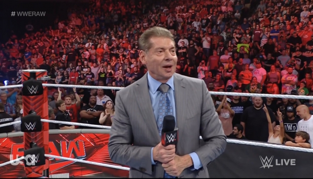 Après SmackDown, Vince McMahon apparait à RAW !
