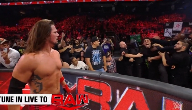 Qui est l'homme qui a attaqué AJ Styles à RAW ?