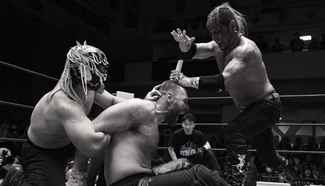 NJPW STRONG Independence Day 2023 : Un match se termine en bain de sang