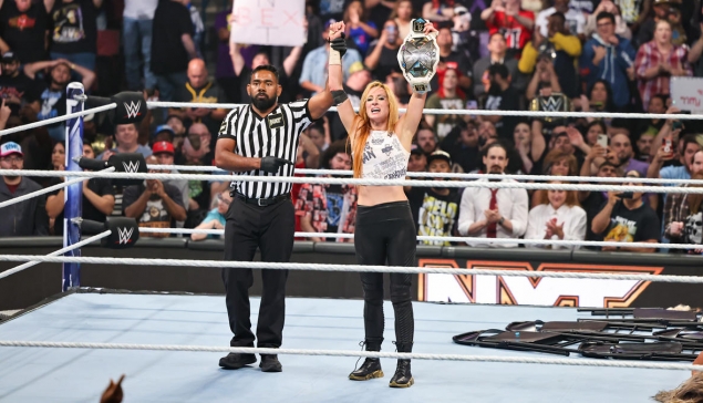 Becky Lynch ne sort pas indemne de son match contre Tiffany Stratton à WWE NXT No Mercy 2023