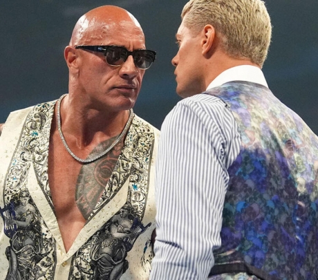 The Rock dévoile ce qu'il a murmuré à Cody Rhodes à WWE RAW
