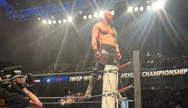 Jon Moxley remporte l'IWGP World Heavyweight Championship à Windy City Riot