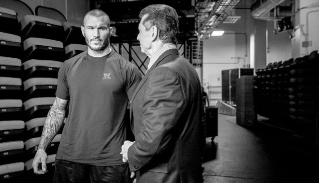 Randy Orton : ''C'est cool d'avoir des dirigeants qui comprennent l'importance d'être à la maison pour les anniversaires et Noël, Vince McMahon s'en foutait que t'aies des enfants''