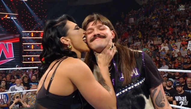 WWE RAW : Dominik Mysterio valide son amour à Rhea Ripley