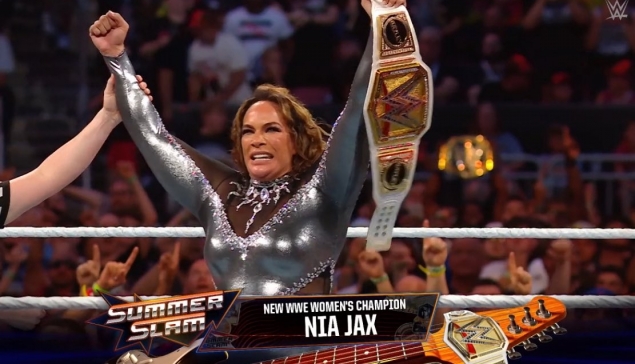 SummerSlam : Nia Jax est championne de SmackDown avec l'aide de Tiffany Stratton !