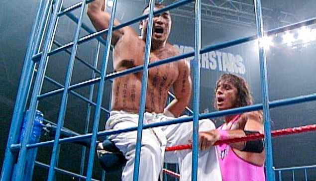 La WWE publie un Steel Cage Match inédit entre Bret Hart et Hakushi