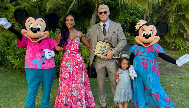 Cody Rhodes et Seth Rollins à la grande première de ''Moana 2'' sans tracas