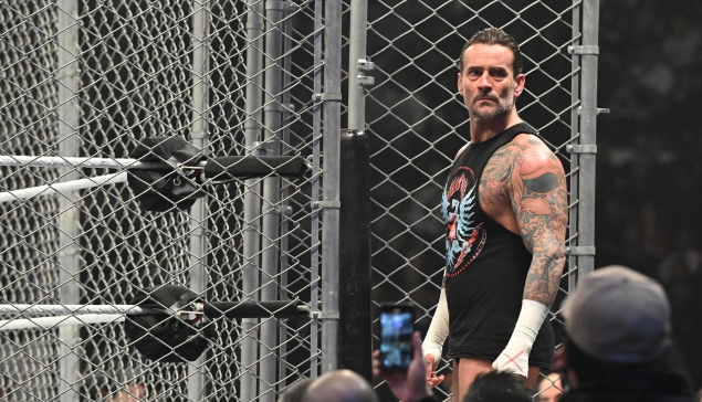 CM Punk improvise lors de son entrée aux Survivor Series WarGames 2024