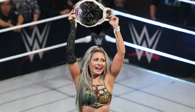 Giulia reçoit ses plaques sur sa première ceinture WWE