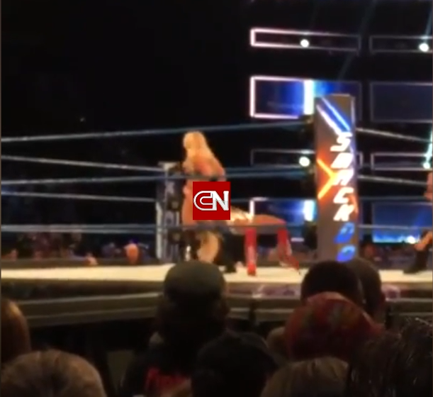 Lana expose les fesses de Charlotte Flair à la foule